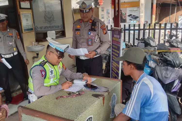 Selain Beri Teguran dan Tilang, Operasi Patuh Lancang Kuning Unit Lantas Polsek Tualang Edukasi Pengendara